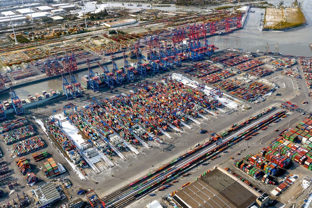 4044567 | HAMBURG 14.02.2021 Containerterminal im Containerhafen des Überseehafen Hamburg mit Blick auf die Innenstadt in Hamburg, Deutschland. Weiterführende Informationen bei: Hamburger Hafen und Logistik Aktiengesellschaft. // Container Terminal in the port of the international port Hamburg overlooking the inner city in Hamburg, Germany. Further information at: Hamburger Hafen und Logistik Aktiengesellschaft. Foto: Gerhard Launer