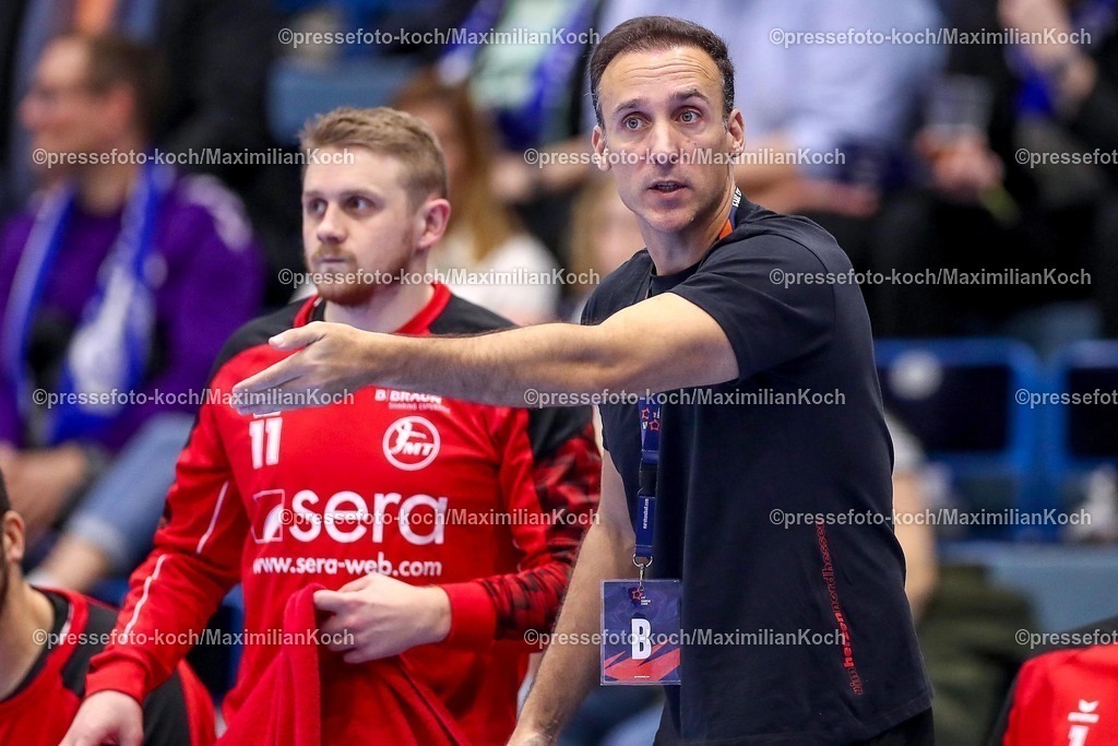Gum25032501123 | 25.03.2025, Handball, European League - Play-Offs, VfL Gummersbach - MT Melsungen, Schwalbe-Arena: Cheftrainer Roberto Garcia Parrondo (Trainer Melsungen) gestikulierend 