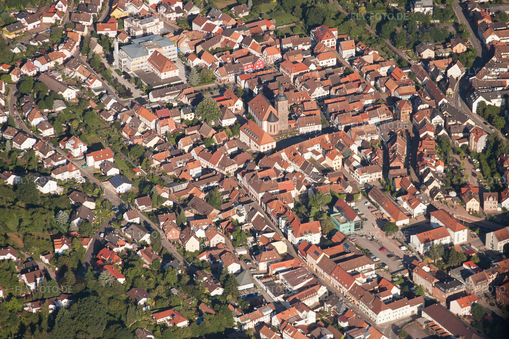Luftbild: Ortsansicht der Straßen und Häuser der Wohngebiete in Annweiler am Trifels im Bundesland Rheinland-Pfalz in Deutschland. Foto: IMG_30958.jpg vom 07.08.2010 durch Werner Riehm/FLY-FOTO.de