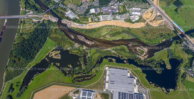 Wesel240802265 | Luftbild, Lippemündungsraum mit Baustelle, Fluss Lippe und Naturschutzgebiet NSG, Flusslauf mit Sandbank, Zum Rhein-Lippe-Hafen mit Rhenus Logistics und Nordfrost GmbH, rechts die Bundesstraße B8 Brücke am Lippeschlößchen, hinten das Gewerbegebiet Am Lippeglacis mit Mineralmahlwerk C. Welsch GmbH, Wesel, Ruhrgebiet, Niederrhein, Nordrhein-Westfalen, Deutschland