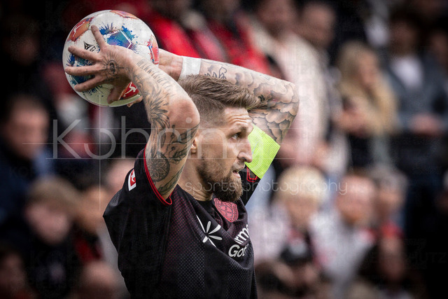 German Bundesliga, Bayer 04 Leverkusen vs. VfL Wolfsburg, 04.04.2026 | LEVERKUSEN, GERMANY - APRIL 4, 2026 :  Robert Andrich (Bayer 04 Leverkusen, 8) takes a throw in during the German Bundesliga match on gameday 28 between Bayer 04 Leverkusen vs. VfL Wolfsburg at BayArena on April 4, 2026 in Leverkusen, Germany. DFL REGULATIONS PROHIBIT ANY USE OF PHOTOGRAPHS AS IMAGE SEQUENCES AND/OR QUASI-VIDEO.
