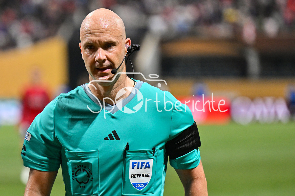 Paris Saint Germain - FC Bayern München | im Bild Schiedsrichter Anthony TAYLOR nach der Partie / Einzelfoto / Freisteller / FIFA Club World Cup: Paris Saint Germain - FC Bayern Muenchen, Mercedes Benz Stadium am 05.07.2025 / NOT FOR SALE IN USA