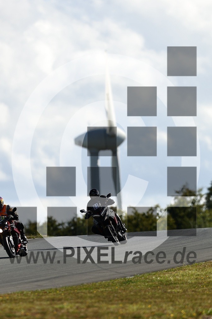 0021-20250915_01246 | Schöne Erinnerungen an spannende Momente - das festzuhalten ist unser Job. PIXELrace.de ist seit 2003 auf den Rennstrecken Europas unterwegs um die Action draußen beim Fahren und die wunderbare Stimmung imm Fahrerlager für euch einzufangen.