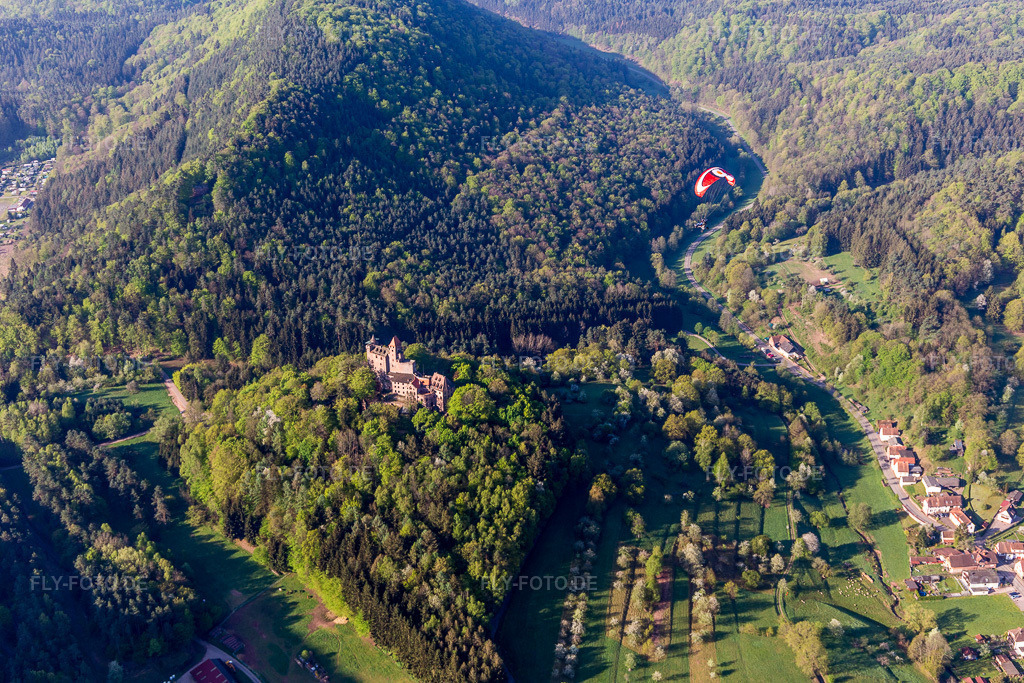 Luftbild: Burganlage der Burg Berwartstein mit Paragleiter in Erlenbach bei Dahn im Bundesland Rheinland-Pfalz in Deutschland. Foto: IMG_106898.jpg vom 22.04.2018 durch Werner Riehm/FLY-FOTO.de