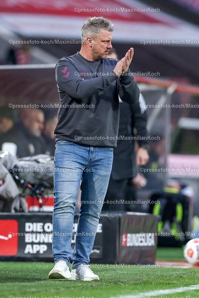 1FC06122501019 | 06.12.2025, Fußball, 1. FC Köln - FC St. Pauli, 1. Fußball Bundesliga, 13. Spieltag, RheinEnergie-STADION, Saison 2025 2026: Cheftrainer Lukas Kwasniok (1FC Koeln #hc) gestikulierend am Spielfeldrand   DFB regulations prohibit any use of photographs as image sequences and or quasi-video.