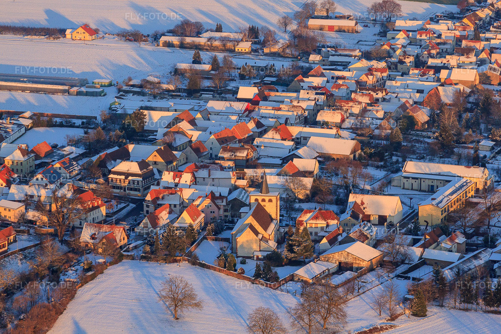 Luftbild: Kathol. Kirche im Winter bei Schnee in Minfeld im Bundesland Rheinland-Pfalz in Deutschland. Foto: IMG_54769.jpg vom 08.12.2012 durch Werner Riehm/FLY-FOTO.de