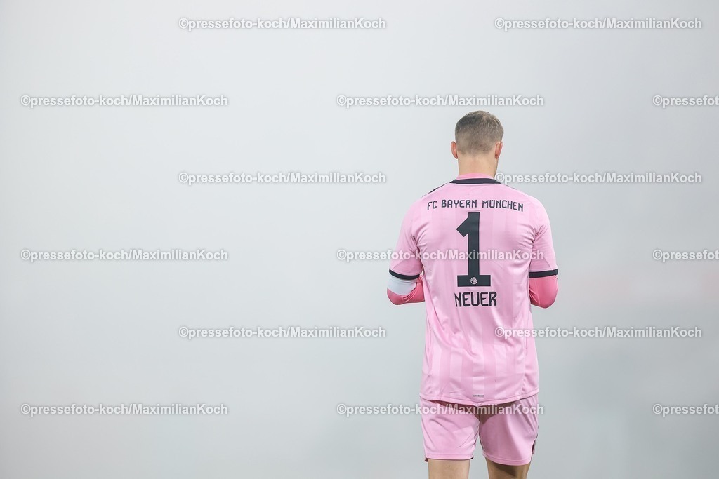 1FC14012601091 | 14.01.2026, Fußball, 1. FC Köln - FC Bayern München, 1. Fußball Bundesliga, 17. Spieltag, RheinEnergie-STADION, Saison 2025 2026: Torwart Manuel Neuer (FC Bayern Muenchen #01) Rückenansicht Rückansicht Trikot Nummer 1 steht im Nebel rauch von Hinten  DFB regulations prohibit any use of photographs as image sequences and or quasi-video.