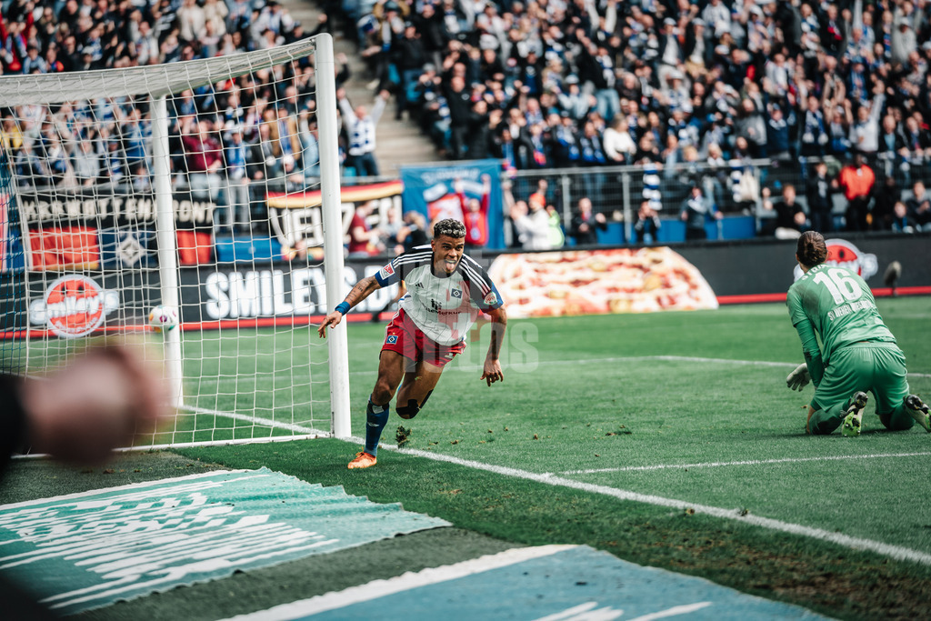 Fußball | Männer | Saison 2023/2024 | 2. Fußball-Bundesliga | 26. Spieltag | Hamburger SV vs. SV Wehen Wiesbaden | 17.03.2024 | Ransford Königsdörffer (#11, HSV) jubelt nach seinem 3:0 Tor