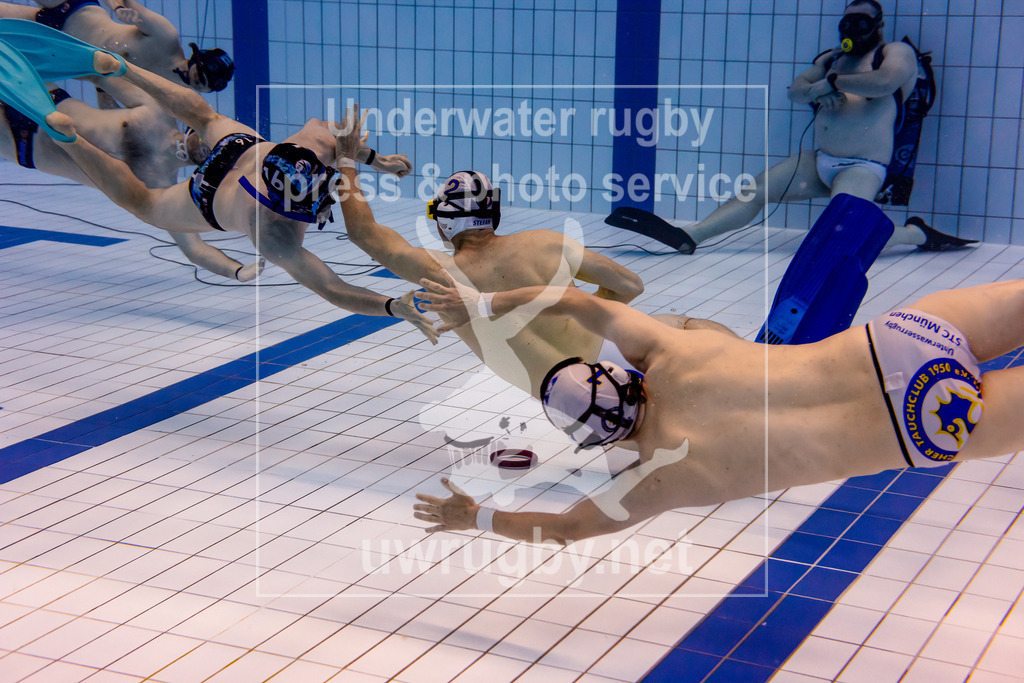 Unterwasser-Rugby 5. Spieltag 1. Bundesliga Süd (Saison 2023/24) | Spiel TC Stuttgart in blau gegen STC München in weiß. Stefan Klett (#2) gewinnt das Anschwimmen zum Spielstart. - Realisiert mit Pictrs.com