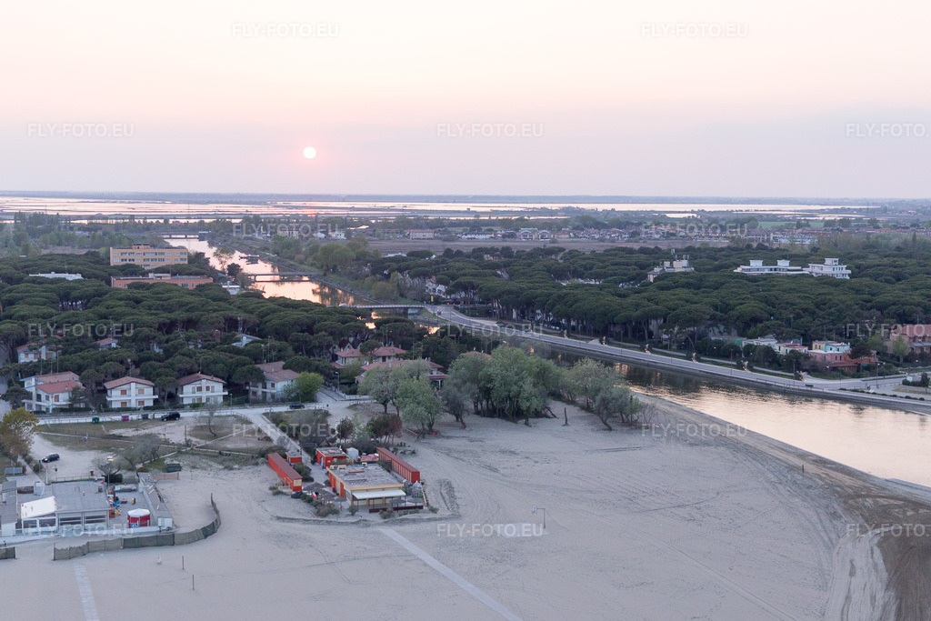 Vue aérienne: Vue de la ville à Lido degli Estensi dans le département Émilie-Romagne, Italie. Photo: IMG_098587.jpg prise le 05/04/2017 par Werner Riehm/FLY-FOTO.eu – Résolution de l'original: 5472 x 3648 px