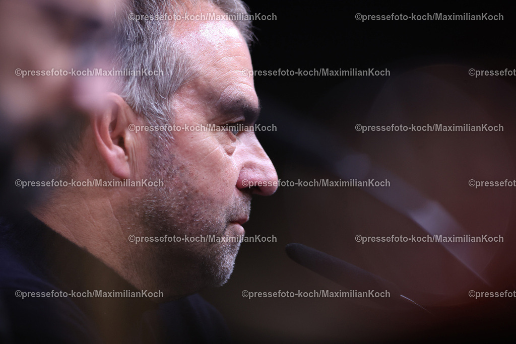 UCL11122401099 | 11.12.2024, UEFA Champions League, Borussia Dortmund - FC Barcelona, 8. Spieltag, Signal Iduna Park, Saison 2024 2025: Pressekonferenz nach dem Spiel mit den Trainern - Cheftrainer Hans-Dieter Hansi Flick (Barca)