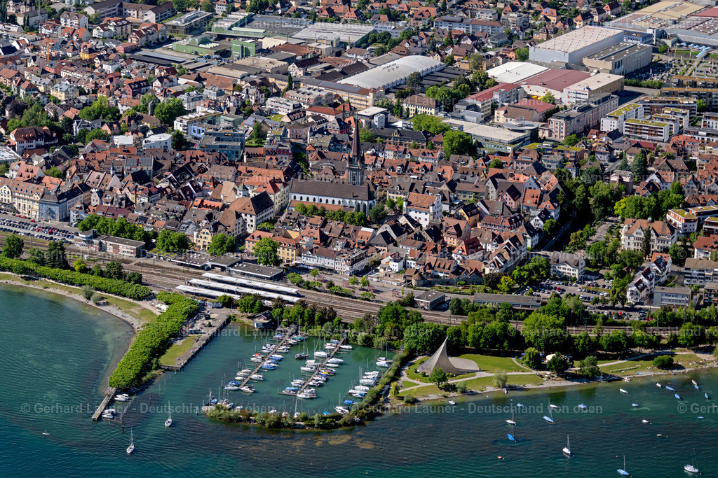 4032337 | RADOLFZELL AM BODENSEE 12.06.2020  Altstadt, Gleisverlauf und Bahnhofsgebäude in Radolfzell am Bodensee im Bundesland Baden-Württemberg, Deutschland. // Train station railway building in Radolfzell am Bodensee in the state Baden-Wuerttemberg, Germany. Foto: Gerhard Launer