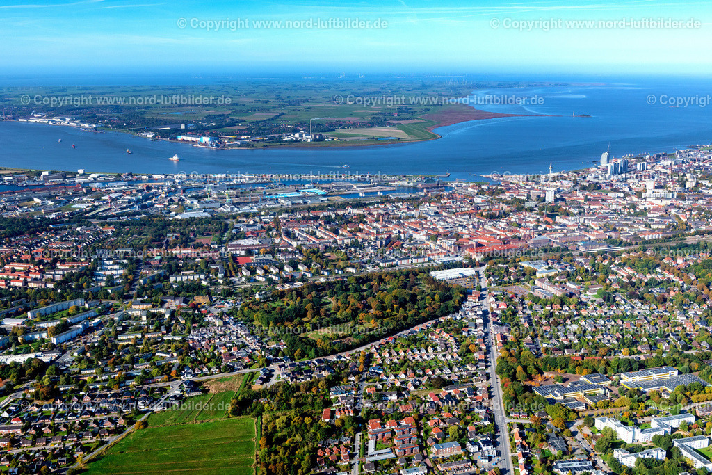 Bremerhaven_ELS_5985091022 | BREMERHAVEN 09.10.2022 Stadtansicht am Ufer des Flußverlaufes Weser in Bremerhaven im Bundesland Bremen, Deutschland. // City view on the river bank Weser in Bremerhaven in the state Bremen, Germany. Foto: Martin Elsen