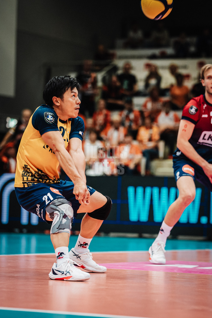 Volleyball | Herren | Saison 2025/2026 | Volleyball Ligacup | Finale | SVG Lüneburg vs. Berlin Recycling Volleys | 12.10.2024 | Sho Takahashi (#21, SVG Lüneburg) nimmt den Ball an