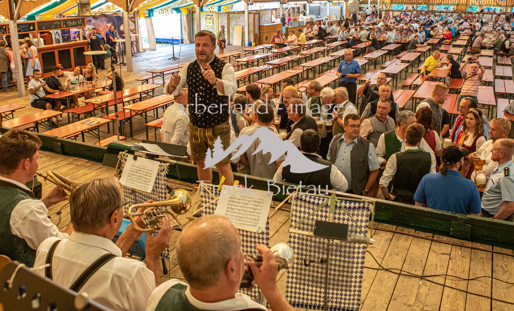 OE7A0954 | Bürgermeister Eppinger dirigiert die Bayerwaldkapelle im Festzelt