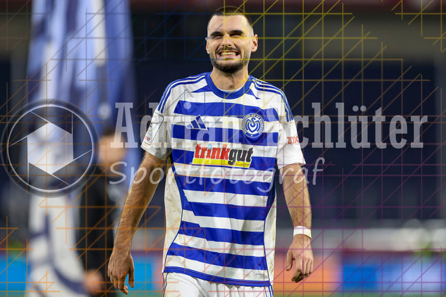 MSV Duisburg vs SV Waldhof Mannheim - 3. Liga | Duisburg, Deutschland, 07.11.25:   Rasim Bulic (MSV Duisburg) lächelt, lacht waehrend des Spiels der 3. Liga MSV Duisburg vs SV Waldhof Mannheim in der schauinsland-reisen-arena(Foto von Brauer-Fotoagentur / Adrian Schlueter)