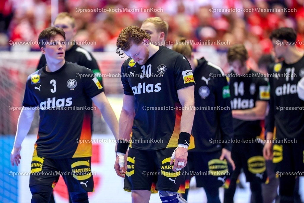 EHF26012603114 | 26.01.2026, Handball, Men's EHF EURO 2026, Deutschland - Dänemark, Jyske Bank Boxen in Herning, Dänemark, Main Round: Enttäuschte Gesichter bei der Deutschen Mannschaft nach der Niederlage gegen Dänemark.  Nils Lichtlein (Germany #03) neben  Tom Kiesler (Germany #30) mit gesenktem Kopf lässt den Kopf hängen