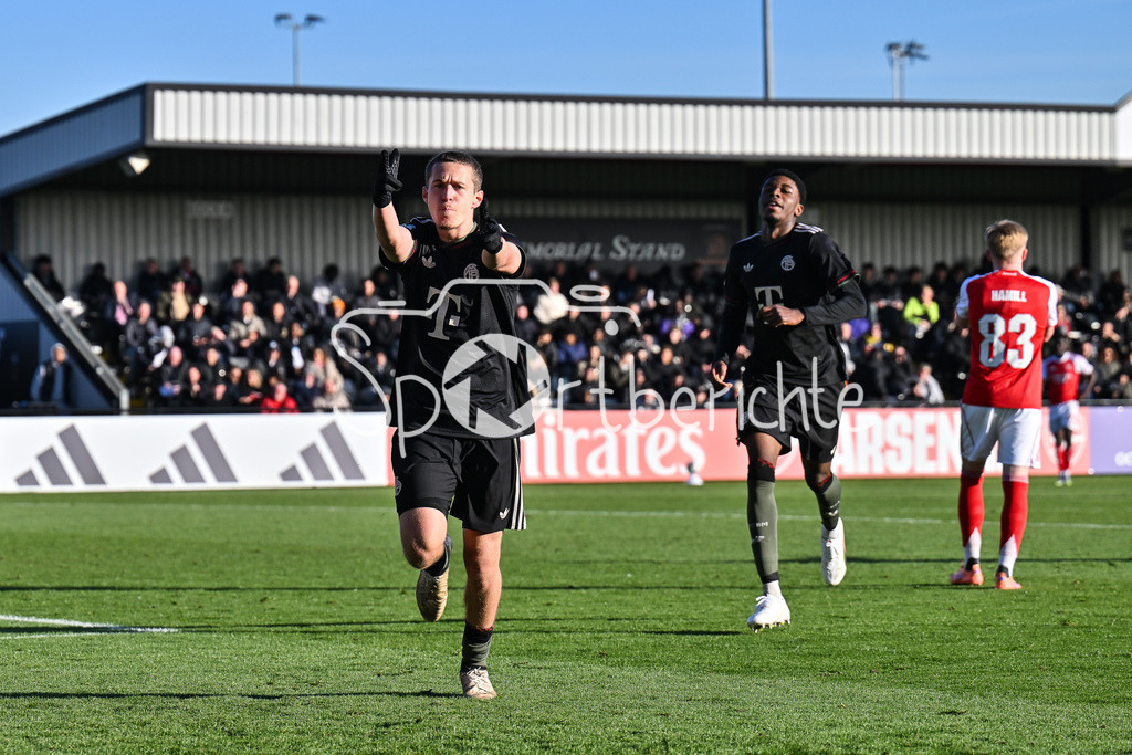 Arsenal London U19 - FC Bayern München U19 | BOREHAMWOOD, ENGLAND - 26. NOVEMBER: Jubel der Bayern nach dem Treffer zum 0-1 durch Yll GASHI (FC Bayern München U19 9) / Tor / Torschuetze / Freude / Happy / beim Ligaspiel zwischen der U19 von Arsenal London und der U19 des FC Bayern München am 5. Spieltag der UEFA Youth League im Meadow Park am 26.11.2025