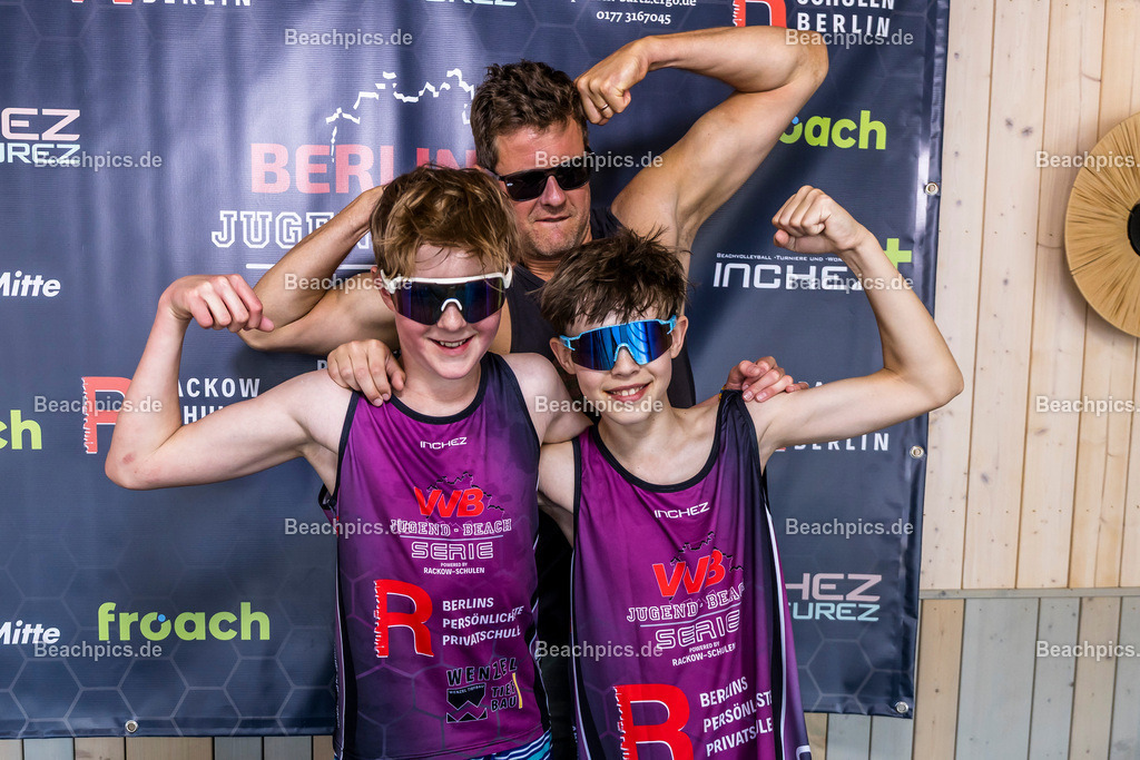 2025-200076221-Jugend-Beach-Serie-Fotobox | Pinar Atalay, Bundeskanzler Friedrich Merz 31.05.2025; Berlin Foto: Gerold Rebsch - www.beachpics.de