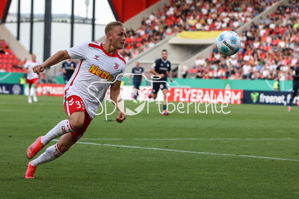SSV Jahn Regensburg - VfL Bochum | am Ball Kai PROEGER (Jahn #33) / Einzelfoto / Freisteller