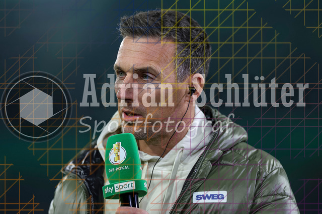 Borussia Mönchengladbach vs Karlsruher SC - DFB-Pokal 2. Runde | Mönchengladbach, Deutschland, 28.10.25:   Trainer Christian Eichner im Interview waehrend des Spiels der DFB-Pokal 2. Runde zwischen Borussia Mönchengladbach vs Karlsruher SC im Stadion im Borussia Park(Foto von Brauer-Fotoagentur / Adrian Schlueter)