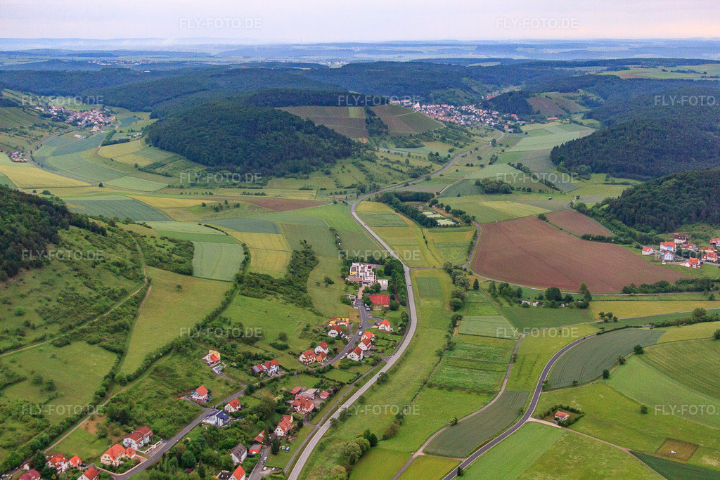 Luftbild: Einhard-Grundschule in Euerdorf im Bundesland Bayern in Deutschland.Foto: IMG_65935.jpg vom 30.05.2014 durch Werner Riehm/FLY-FOTO.deAuflösung des Originals: 4752 x 3168 px