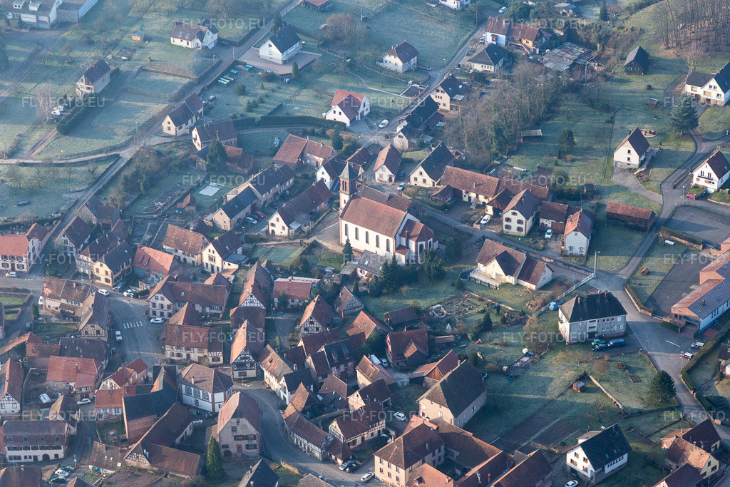 Vue aérienne: Vue de la ville à Weiterswiller dans le département Bas Rhin, France. Photo: IMG_105304.jpg prise le 25/03/2018 par Werner Riehm/FLY-FOTO.euRésolution de l'original: 5472 x 3648 px