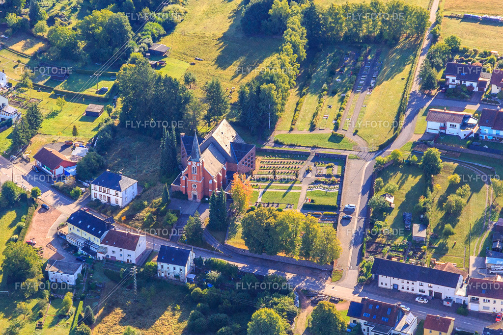 Kath. Kirche "Herz-Jesu" Kostenbach http://katholisch-in-wadern.de/ | Luftbild: Kath. Kirche "Herz-Jesu" Kostenbach http://katholisch-in-wadern.de/ im Ortsteil Oberlöstern in Wadern im Bundesland Saarland in Deutschland. Foto: IMG_149746.jpg vom 06.09.2025 durch Werner Riehm/FLY-FOTO.de - Realisiert mit Pictrs.com