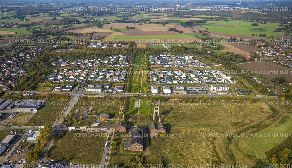Neukirchen-Vluyn241013357 | Luftbild, Neubaugebiet Dicksche Heide, Niederberg Park, unten ehemaliges Bergwerk Niederberg mit Förderturm, oben zwei neue Sportplätze Fußballstadion FC Neukirchen-Vluyn 09/21 e.V., Fernsicht, Neukirchen, Neukirchen-Vluyn, Ruhrgebiet, Nordrhein-Westfalen, Deutschland