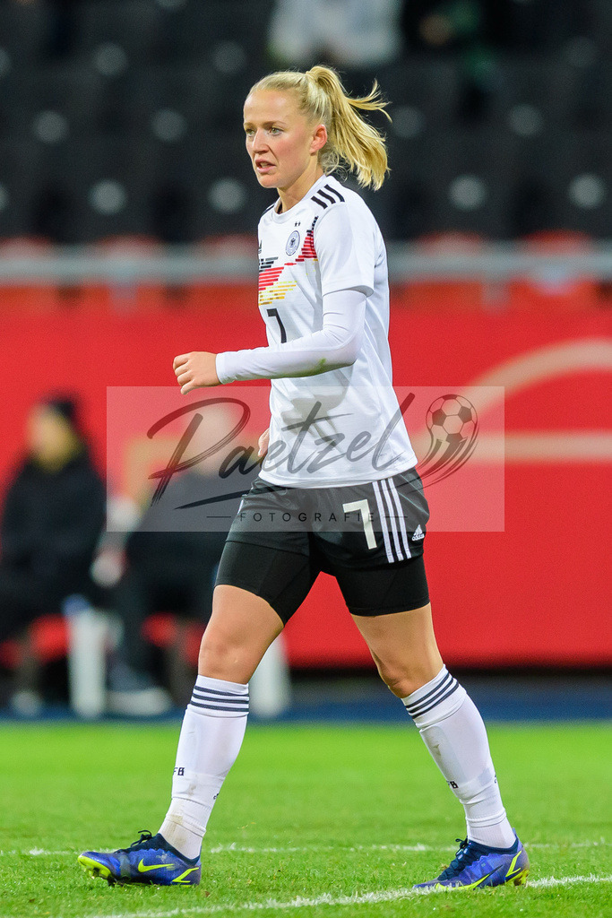GERTUR20211126_177 | Fussball, Frauen: Lea Schueller (Germany) schaut bei dem Spiel der WM-Qualifikation zwischen Deutschland und Tuerkei im Eintracht-Stadion am 26.11.2021 in Braunschweig, Deutschland. - Realisiert mit Pictrs.com