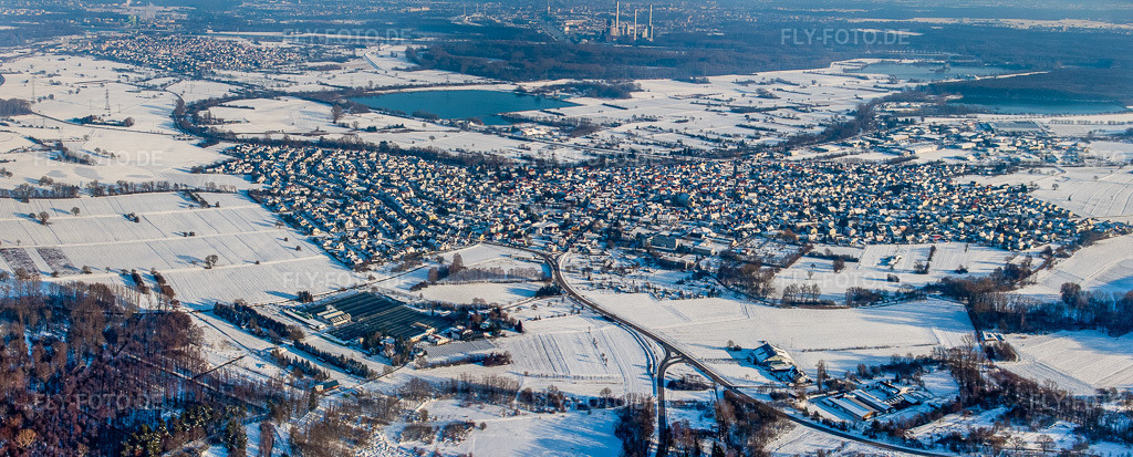 Luftbild: Panorama der Stadtansicht bei Schnee im Winter von Westen in Hagenbach im Bundesland Rheinland-Pfalz in Deutschland. Foto: IMG_36541-Bearbeitet.jpg vom 05.01.2011 durch Werner Riehm/FLY-FOTO.deAuflösung des Originals: 7135 x 2878 px