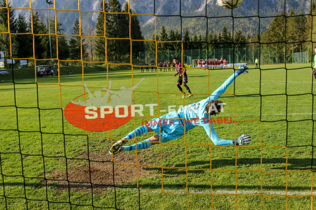 AUSTRIA U15 - MEXICO U15 | CHRISTIAN ZAWIESCHITZKY (Austria #21) Herbey Diaz (Mexico #2) ; AUSTRIA U15 - MEXICO U15 am 29.04.2022 in Arnoldstein
(Sportplatz), AUSTRIA, (Photo by Ernst Krawagner sport-fan.at) - Realisiert mit Pictrs.com