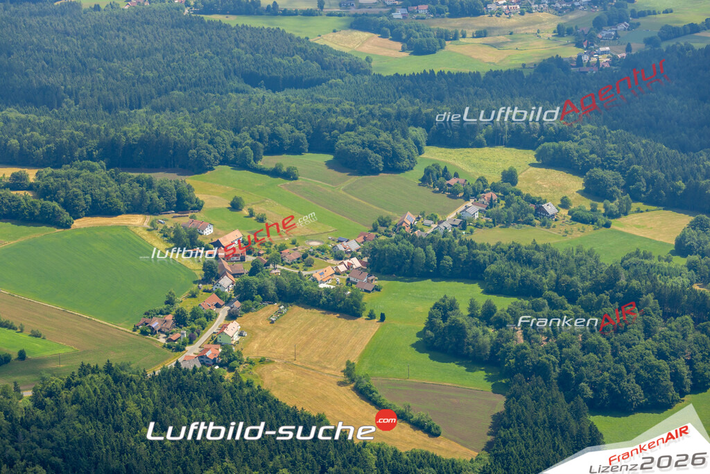 Das Luftbild zeigt : Hollfeld Tiefenbach - Die Luftaufnahme wurde 2023 vom UL-Flugzeug aus erstellt ( keine Drohne ) - Hochauflösende Luftaufnahme - Für grossformatige Ausdrucke geeignet. Die Geschenkidee !Mit Lizenz und Bildrechte bestellbar