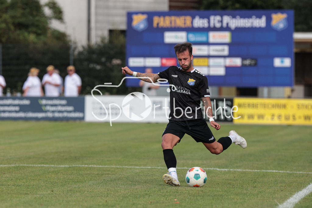 FC Pipinsried - FC Deisenhofen | am Ball Angelo MAYER (FCP #39) / Freisteller / Einzelfoto