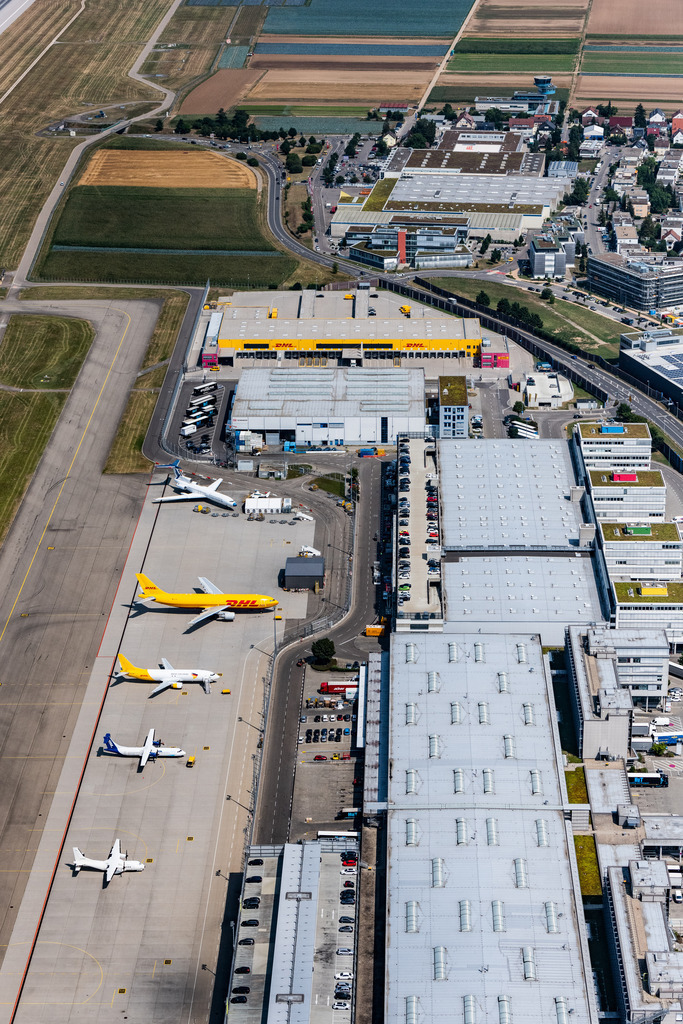 dr__0015926.jpg | STUTTGART 03.08.2018 Start- und Landebahnen mit Rollwegen Hangaranlagen und Terminals auf dem Gelände des Flughafen in Stuttgart im Bundesland Baden-Württemberg, Deutschland. // Runway with hangar taxiways and terminals on the grounds of the airport in Stuttgart in the state Baden-Wurttemberg, Germany. Foto: Daniel Reiter