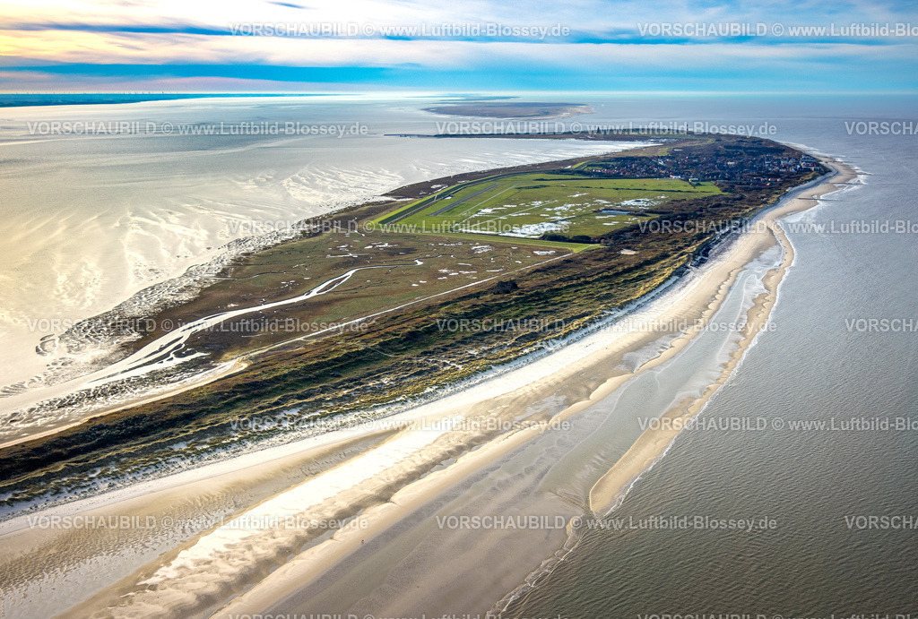 Friesland251106352Wangerooge | Luftbild, Gesamtansicht Ostfriesische Insel Wangerooge, Sandstrand und Ostinnengroden Grasland am östlichen Ende, Fernsicht und blauer Himmel mit Horizont, Wangerooge, Norddeutschland, Ostfriesland, Niedersachsen, Deutschland