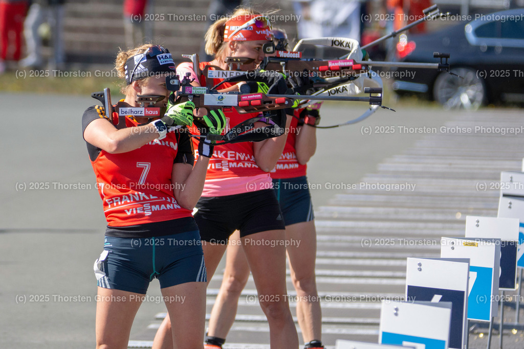 Deutsche Meisterschaften Biathlon 2018 | Deutsche Meisterschaften Biathlon 2018, Massenstart Frauen am 15.09.2018 in der DKB SKI ARENA in Oberhof, (Deutschland)

Bild: Janina Hettich vom SC Schönwald / BwO (7), Denise Herrmann vom WSC Erzgebirge Oberwiesenthal /BwFb (1) - Realisiert mit Pictrs.com