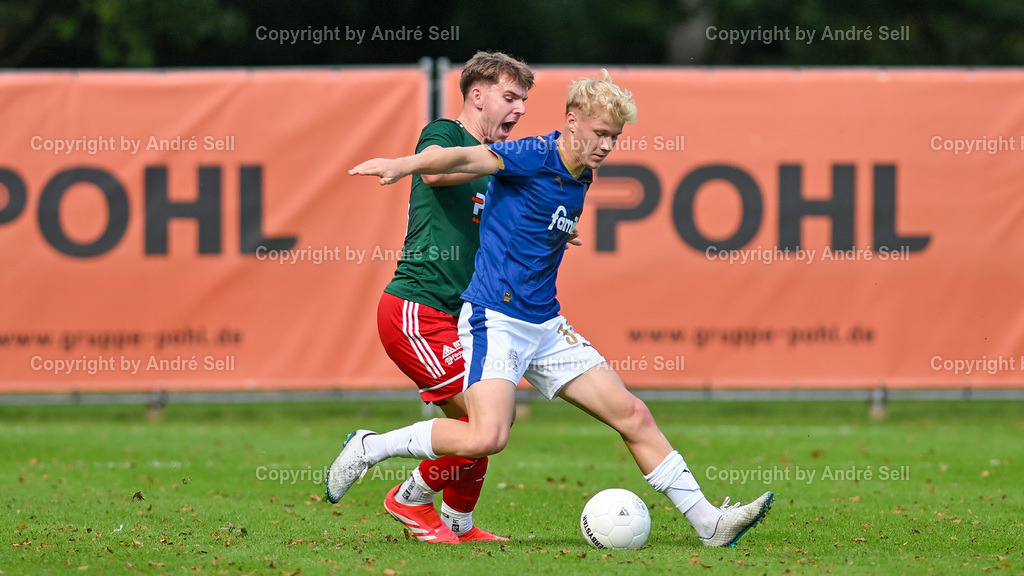 MTSV Hohenwestedt vs Holstein Kiel II | Niklas Neitzke (MTSV #28) vs Luca Prasse (Holstein #34) / Fußball-Oberliga Männer 2025/2026 / MTSV Hohenwestedt vs Holstein Kiel II / Sportplatz Wilhelmhöh / Hohenwestedt / 20.09.25 - Realisiert mit Pictrs.com
