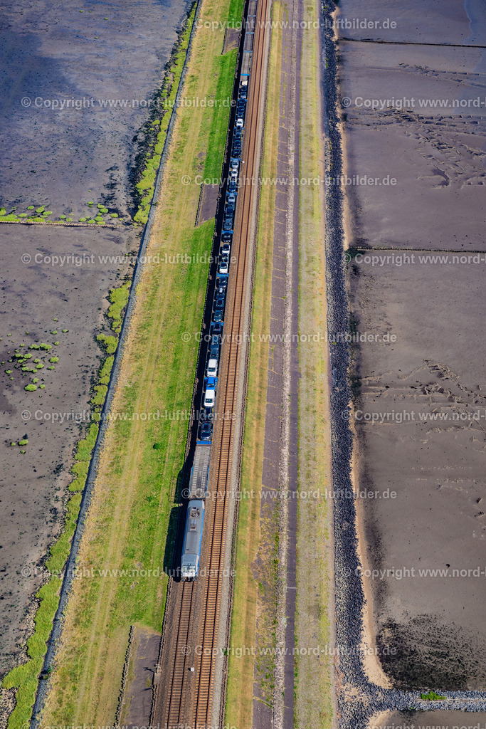 Sylt_Hindenburgdamm_Autozug_Senkrechtaufnahme_Blauer_Zug_ELS_0389130825 | SYLT 21.06.2025 Wattenmeer der Nordsee- Küste am Hindenburgdamm in Sylt im Bundesland Schleswig-Holstein. // Wadden Sea of North Sea Coast on Hindenburgdamm in Sylt in the state Schleswig-Holstein. Foto: Martin Elsen