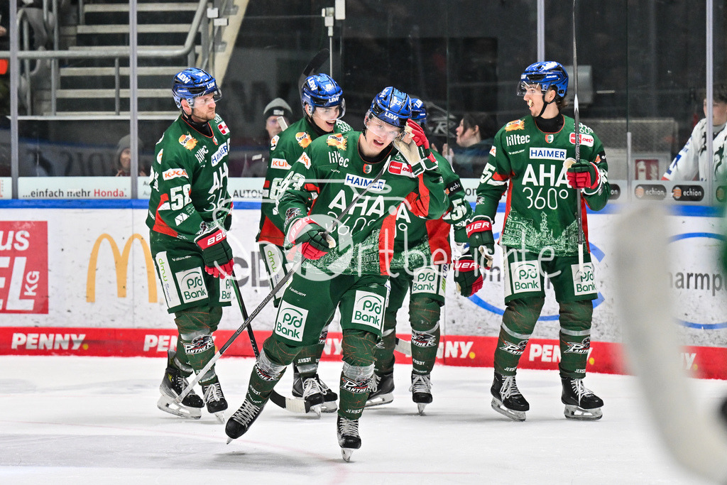 Augsburger Panther - Löwen Frankfurt | AUGSBURG, GERMANY - 16. JANUARY: Jubel der Panther nach dem TReffer zum 4-1 durch  Sebastian ZWICKL (Augsburger Panther 83) / Tor / Torschuetze / Freude / Happy während dem Match zwischen den Augsburger Panthern und den Löwen Frankfurt am 40. Spieltag der penny DEL im Curt Frenzel Stadion