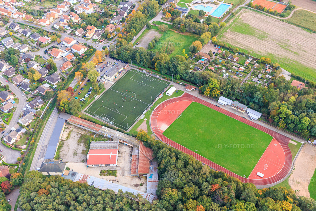 Luftbild: Kunstrasenplatz am Franz-Hage Stadion in Bellheim im Bundesland Rheinland-Pfalz in Deutschland. Foto: IMG_103866.jpg vom 01.10.2017 durch Werner Riehm/FLY-FOTO.de