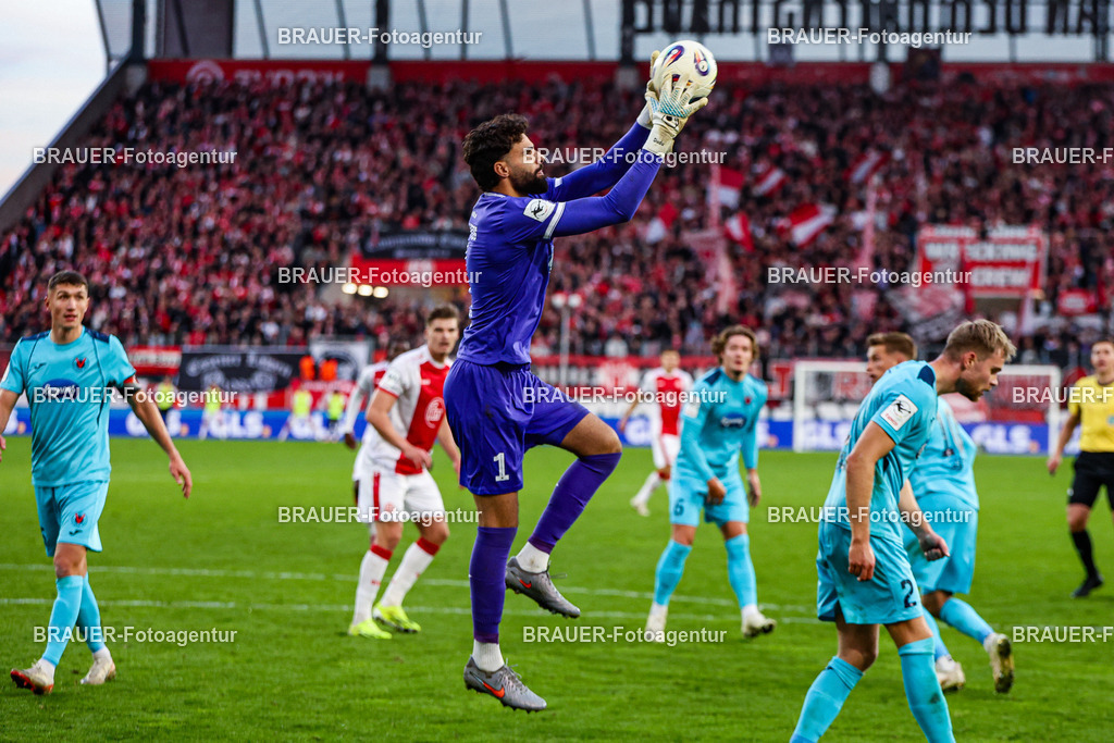 Rot-Weiss Essen - Viktoria Köln - 3.Liga | Essen, Deutschland, 18.10.2025 Dudu (Viktoria Köln)   Einzelaktion  während des 3.Liga Spiels zwischen Rot-Weiss Essen- Viktoria Köln im Stadion an der Hafenstraße am 01.08.2025 in Essen. (Foto von Timo Bluhmki-Schmidt/ Brauer Fotoagentur