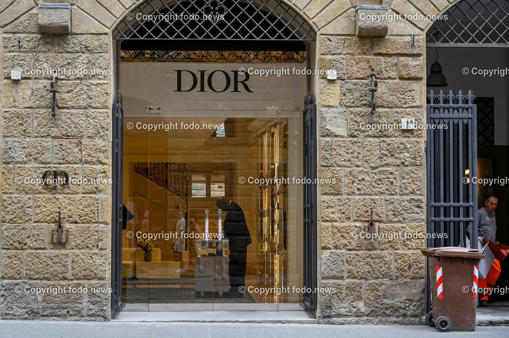 Italien_ Toscana_ Florenz_ 30.05.2024-341 | 30.05.2024, Italien, ITA, Toskana, Florenz im Bild Stadtansichten, Gebäude, Architektur, Touristen, Historisch, Souvenir, Altstadt, Museum, Statuen, Skulpturen, Piazza della Signoria, Statue David, Palazzo Vecchio, Neptunbrunnen, Piazza della Repubblica, Ponte Vecchio, Brücke, Uffizien, Kathedrale Santa Maria del Fiore, Arno, Fluß


Florenz, Firenze, ist eine italienische Großstadt. Nach Einwohnern ist sie die achtgrößte Stadt Italiens. Florenz ist die Hauptstadt sowie größte Stadt der Region Toskana und der Metropolitanstadt Florenz, in der etwa eine Million Menschen leben. Florenz ist für seine Geschichte berühmt. Leonardo da Vinci verbrachte große Teile seiner Jugend in Florenz, Michelangelo fand Unterschlupf in der Kirche der Medici, Galileo Galilei wohnte als Hofmathematiker in den Palästen der Medici. Von 1865 bis 1871 war die Stadt die Hauptstadt des neu gegründeten Königreichs Italien. Das historische Zentrum von Florenz zieht Jahr für Jahr Millionen von Touristen an. Die historische Innenstadt wurde von der UNESCO im Jahre 1982 zum Weltkulturerbe erklärt. 
Quelle: Wikipedia
