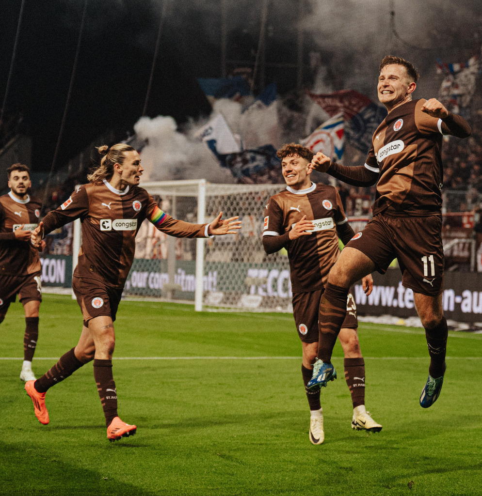 FCS08217 | Der offizielle Shop für FC St. Pauli Fotos. Wähle aus Spielszenen & Fanmomenten dein FCSP Wunschformat. Wir liefern Millerntor-Atmosphäre.