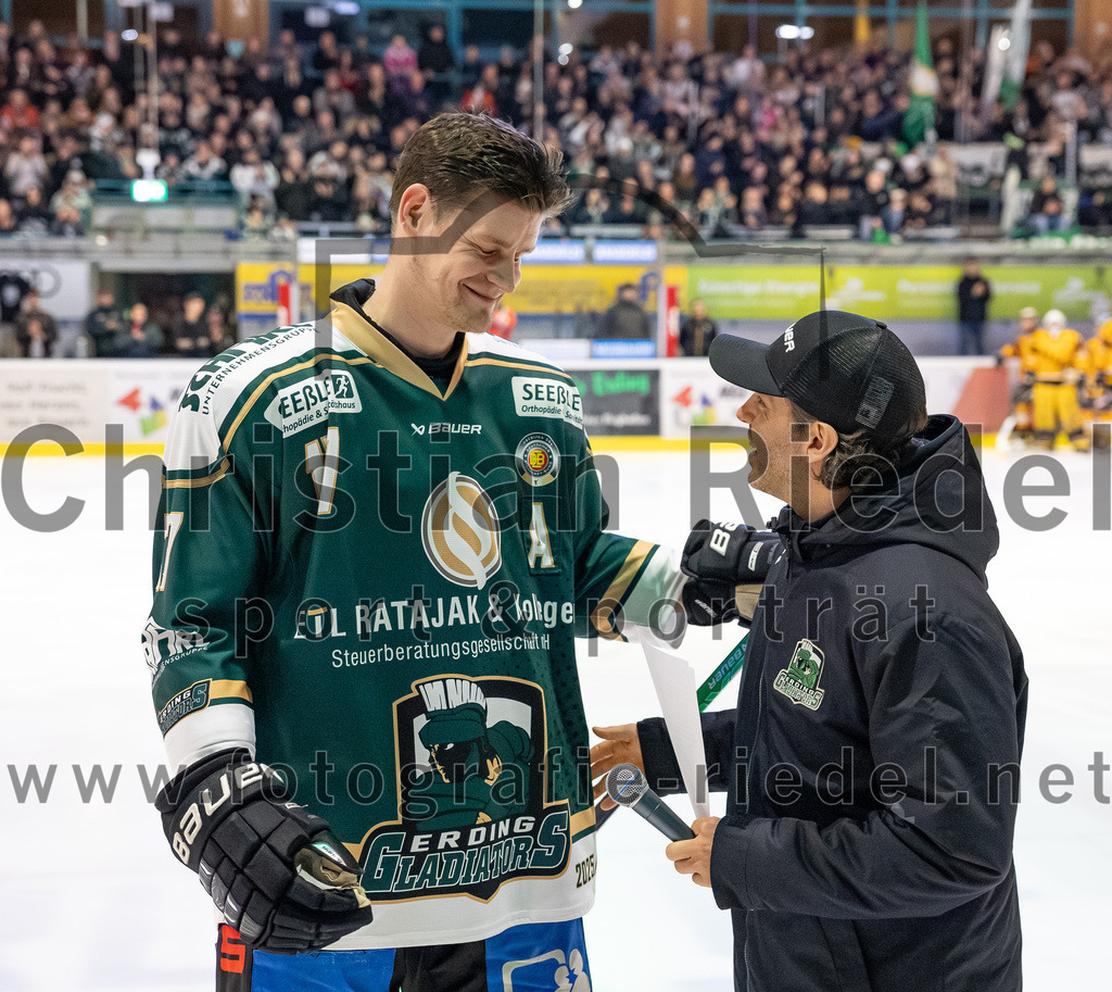 2026-02-27_022_TSV_Erding_gegen_EV_Fuessen | Erding, Deutschland, 27.02.2026:Eishockey, Oberliga Süd 2025 / 2026, 51. Spieltag, TSV Erding gegen EV Füssen, Endergebnis: 2:4Elia Ostwald (Erding Gladiators, #17), Co-Trainer Thomas Brandl (Erding Gladiators)Foto: Christian Riedel / fotografie-riedel.net