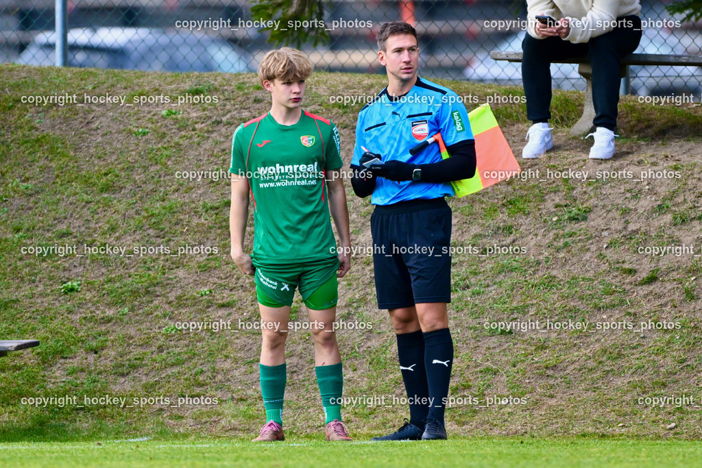 FC ASKÖ Gmünd vs. SV Rapid Lienz | #18 Tobias Bliem FC Gmünd, Patrick Treffer Referee, FC ASKÖ Gmünd vs. SV Rapid Lienz, FC ASKÖ Gmünd vs. SV Rapid Lienz am 09.11.2025 in Ferlach (Ballspielhalle Ferlach), Austria, (Photo by Bernd Stefan)