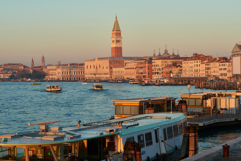 Blick ueber das Ufer zur Markuskirche | Venedig, Italien - December 07, 2016: Blick ueber das Ufer zur Markuskirche. - Realisiert mit Pictrs.com