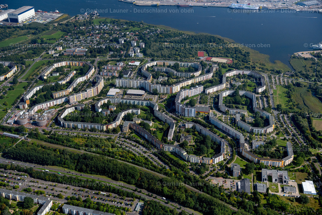 4061897 | ROSTOCK 08.09.2021 Hochhäuser im Wohngebiet einer industriell gefertigten Plattenbau- Siedlung im Ortsteil Groß Klein in Rostock an der Ostseeküste im Bundesland Mecklenburg-Vorpommern, Deutschland. // Skyscrapers in the residential area of industrially manufactured settlement in the district Gross Klein in Rostock at the baltic coast in the state Mecklenburg - Western Pomerania, Germany. Foto: Gerhard Launer