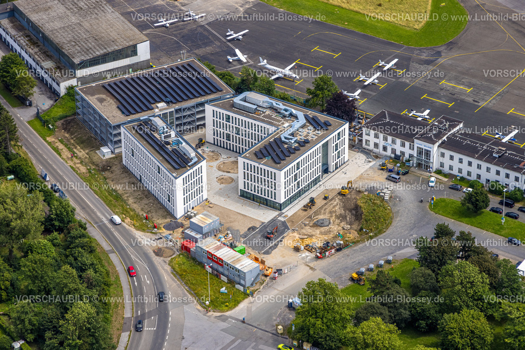 Essen240702607 | Luftbild, Flughafen Essen/Mülheim, geparkte Flugzeuge, Baustelle und Neubau Bürohäuser mit Parkhaus am Beykozplatz, Lilienthalstraße, Haarzopf, Essen, Ruhrgebiet, Nordrhein-Westfalen, Deutschland