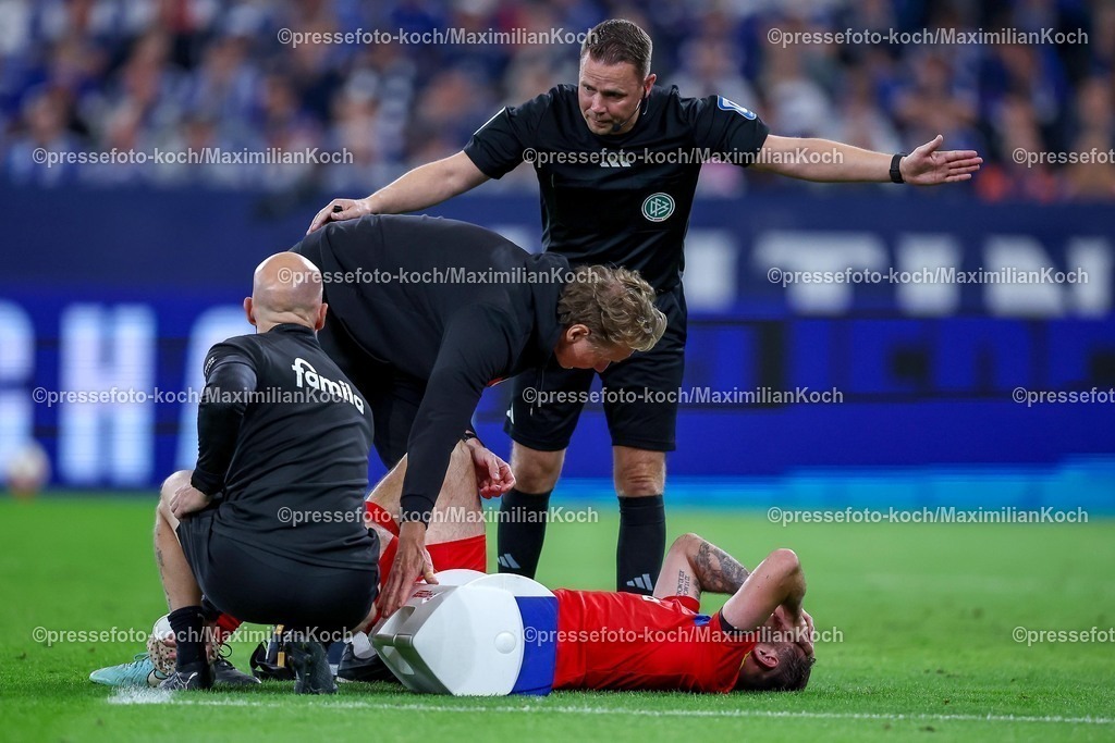 S0413092501167 | 13.09.2025, Fußball, FC Schalke 04 - Holstein Kiel, 5.Spieltag, 2. Fußball Bundesliga, Veltins-Arena Gelsenkirchen, Saison 2025 2026: Marco Komenda (Holstein Kiel #03) liegt verletzt mit Schmerzen  auf dem Spielfeld und muss medizinisch behandelt werden Verletzung FußverletzungDFB regulations prohibit any use of photographs as image sequences and or quasi-video.